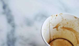 Enlever une tâche de café sur une moquette claire : mode d'emploi