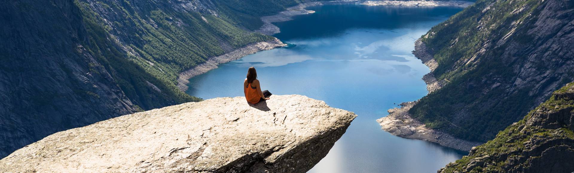 refuge-femme-sac-orange-montagne