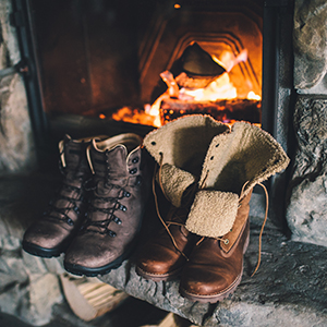 chaussures-montagne-feu-cheminee