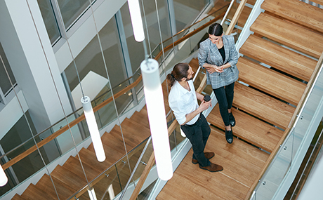 escalier-homme-femme-salaries-bois-chene.jpg