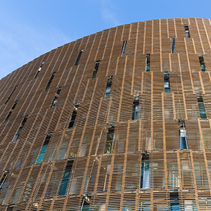 immeuble-bureaux-facade-bois-fenetres-meutrieres.jpg